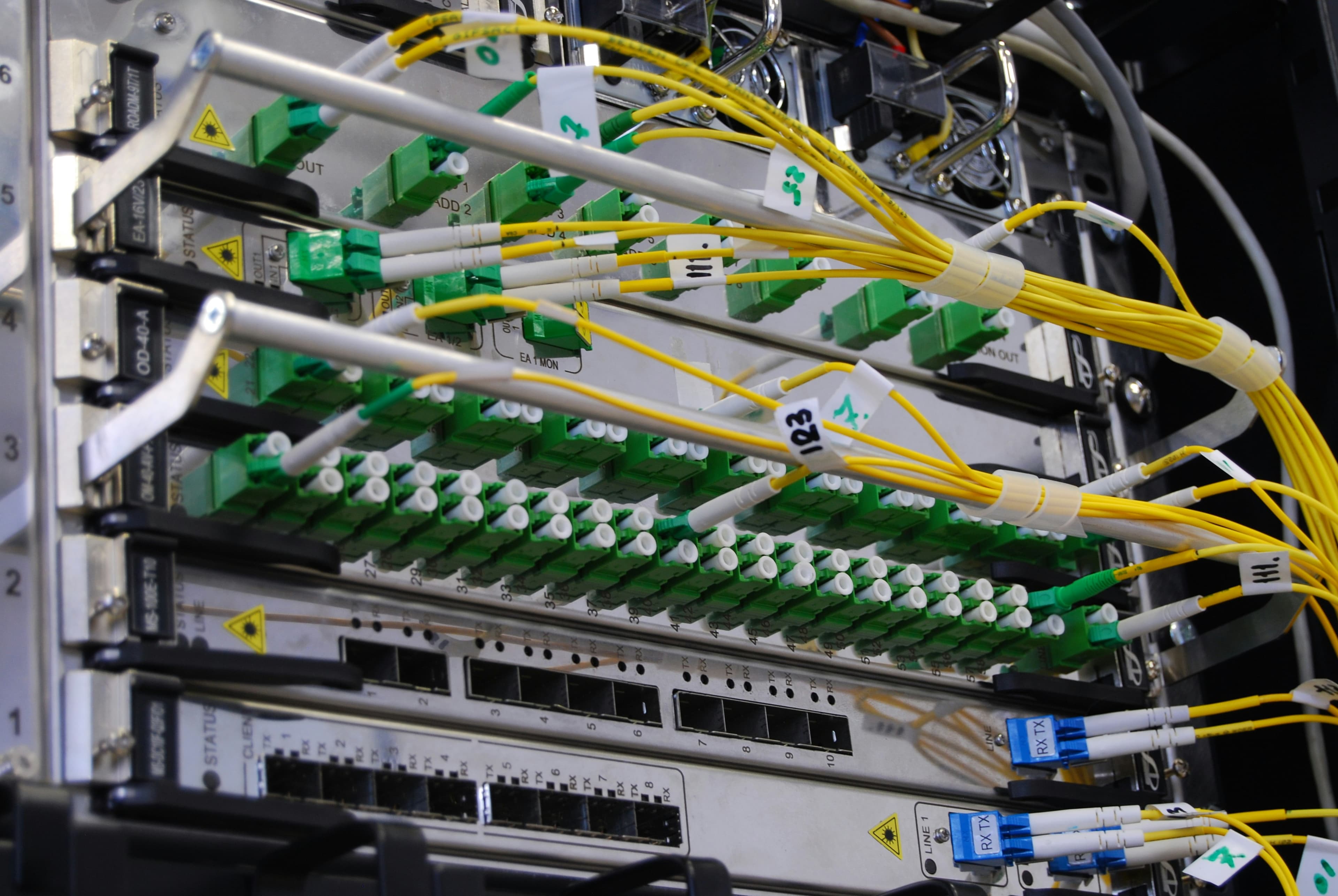 Bild von Netzwerkgeräten mit Glasfaserverkabelung