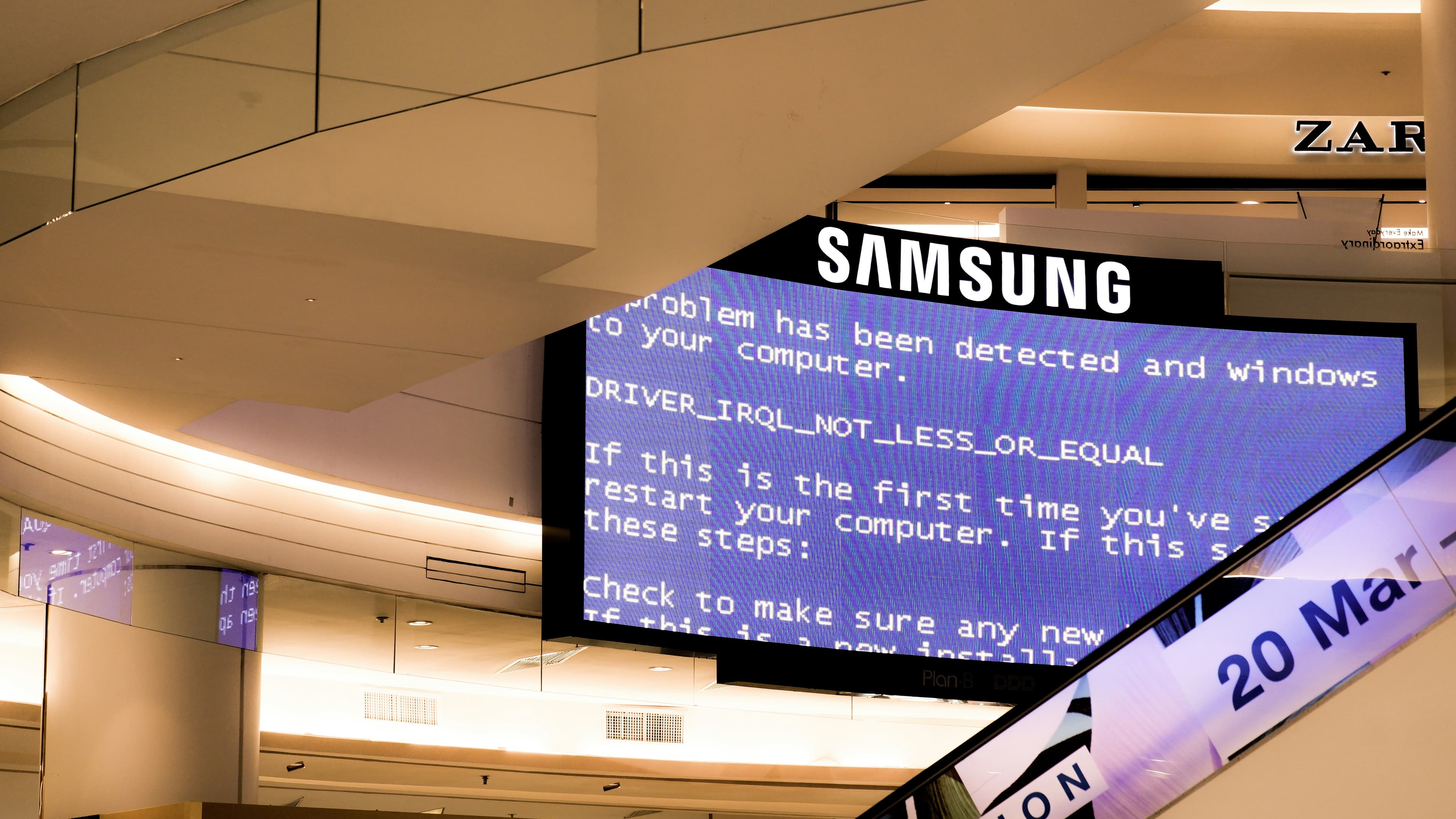 Bild von einem großem Monitor, der einen Bluescreen (Absturz) von Windows anzeigt